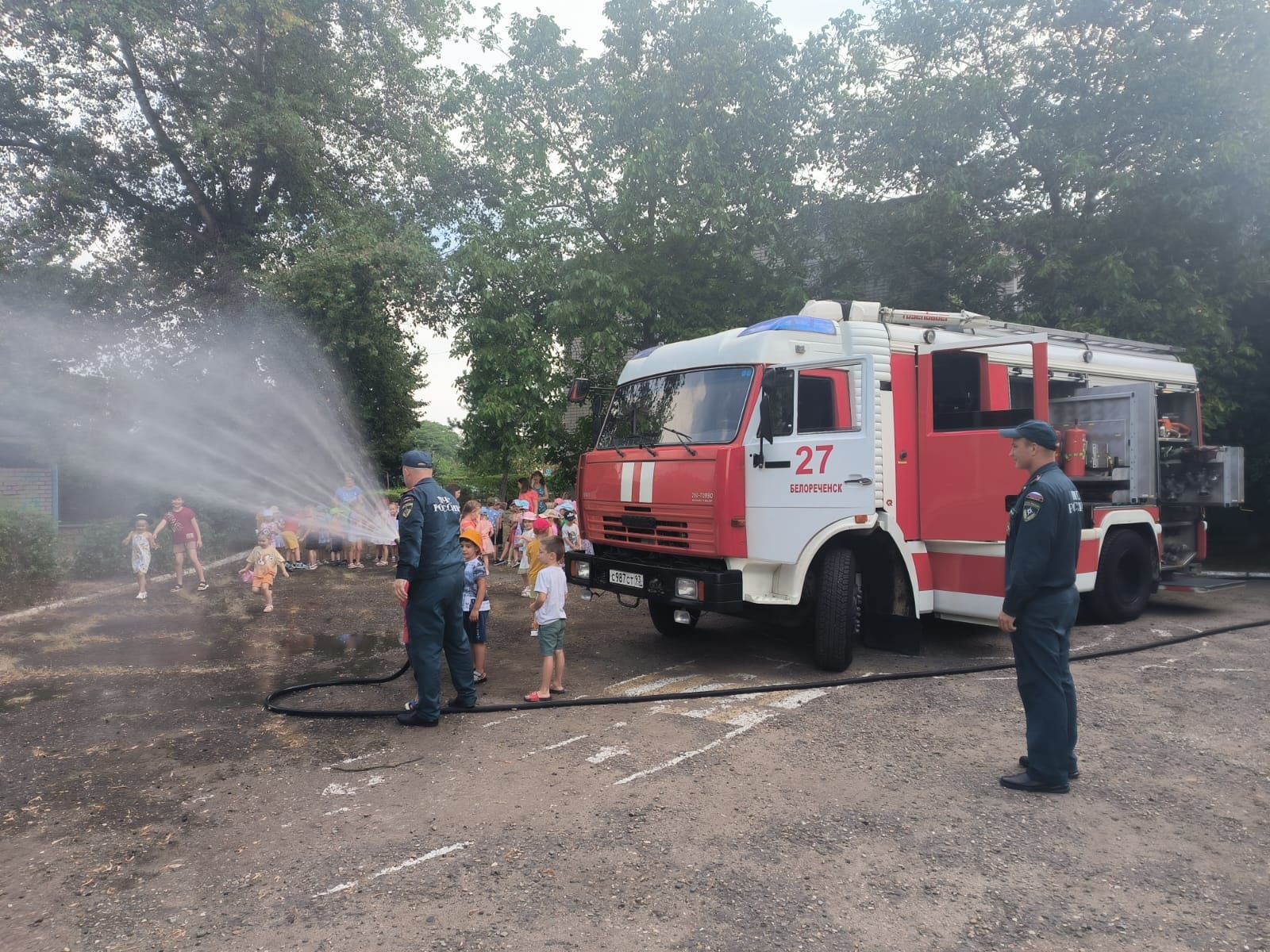 В белореченском детском саду №16 прошла встреча с теми, кто занимается спасением людей из огня и тушением пожаров