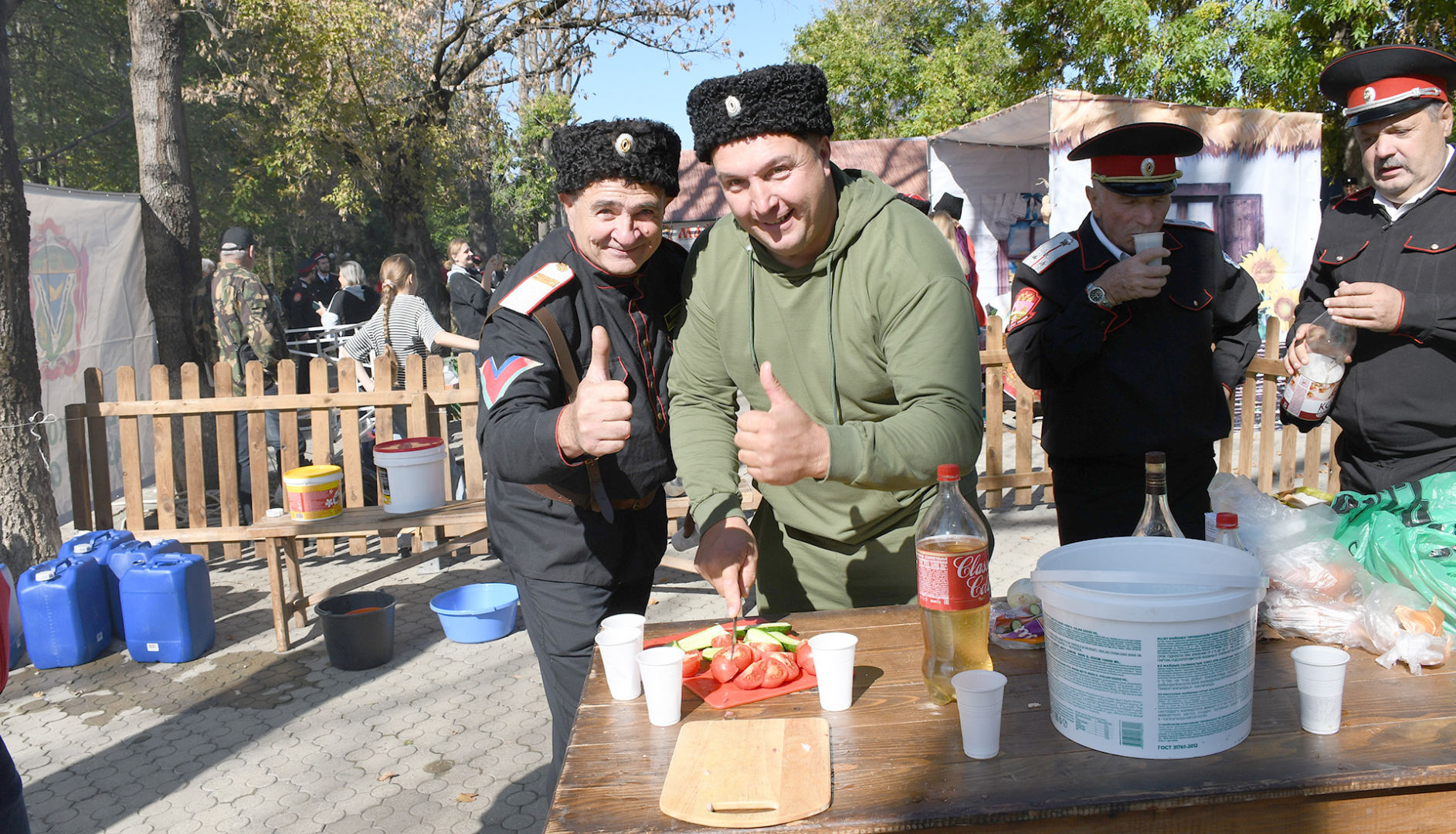 Весь день в куренях в парке Белореченска дымились котлы и не смолкали песни