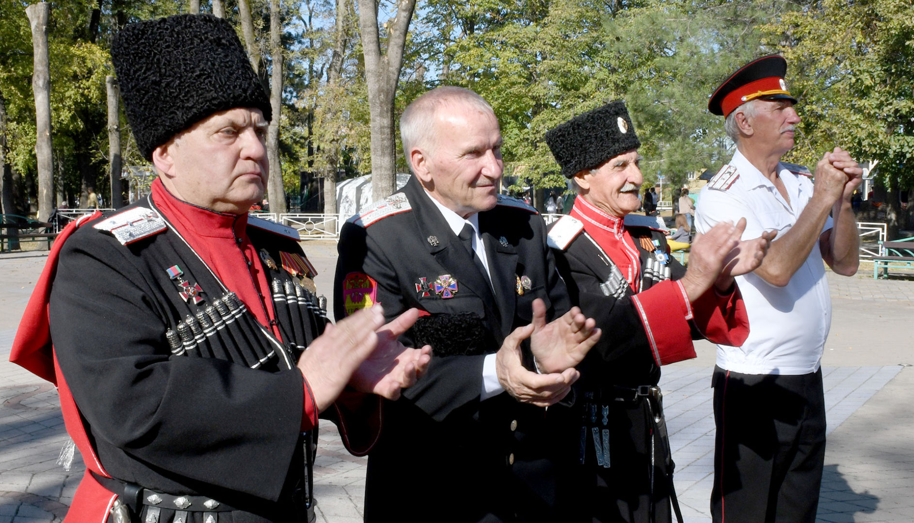 Весь день в куренях в парке Белореченска дымились котлы и не смолкали песни