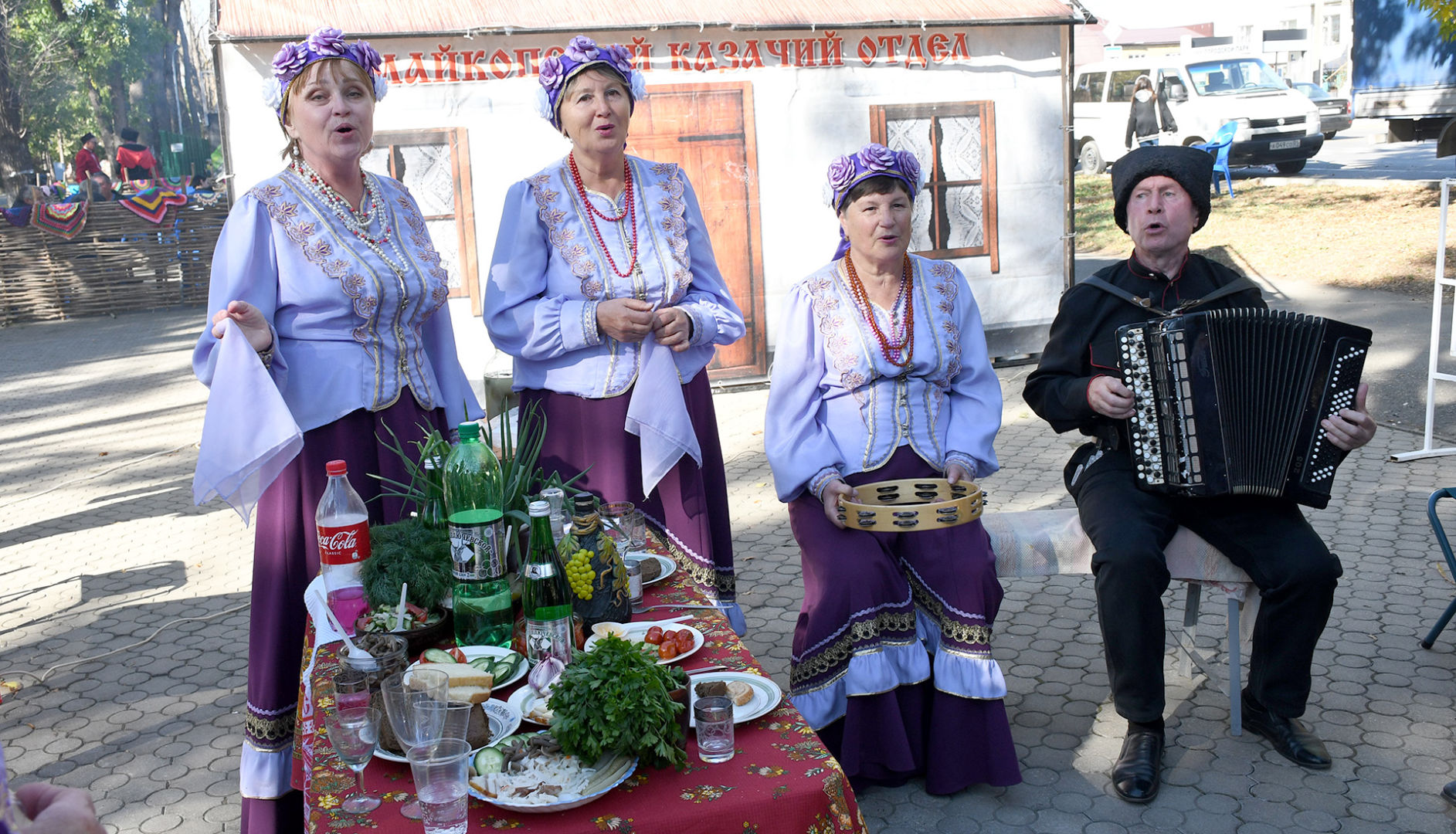 Весь день в куренях в парке Белореченска дымились котлы и не смолкали песни