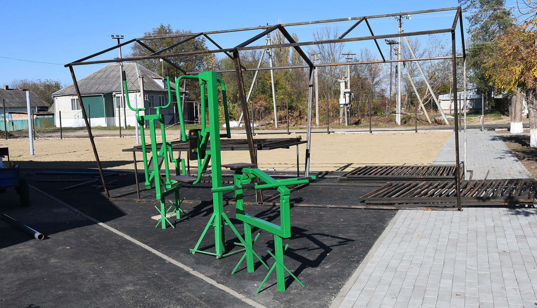 В центре села Новоалексеевского завершается строительство детской игровой площадки... и не только