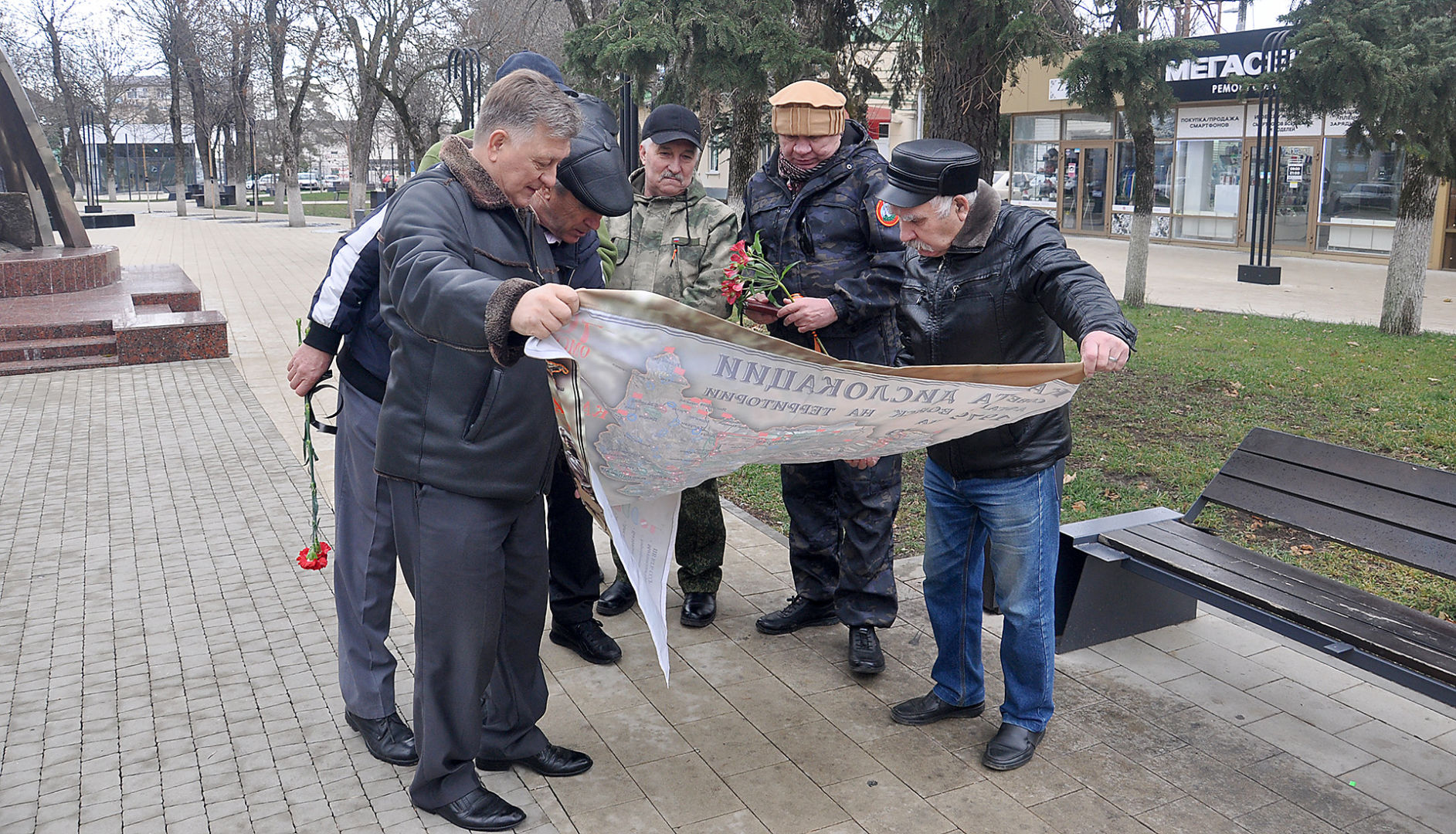 Воины-интернационалисты Белореченска принесли цветы к памятнику Скорбящей матери