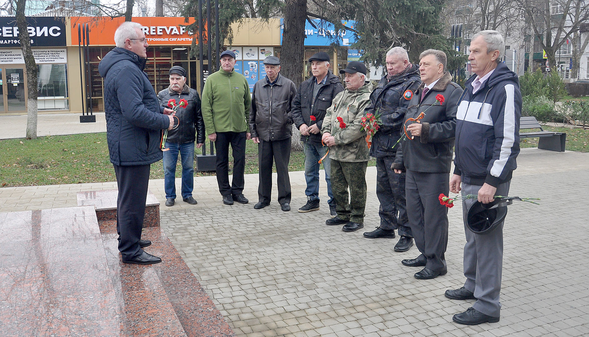 Воины-интернационалисты Белореченска принесли цветы к памятнику Скорбящей матери