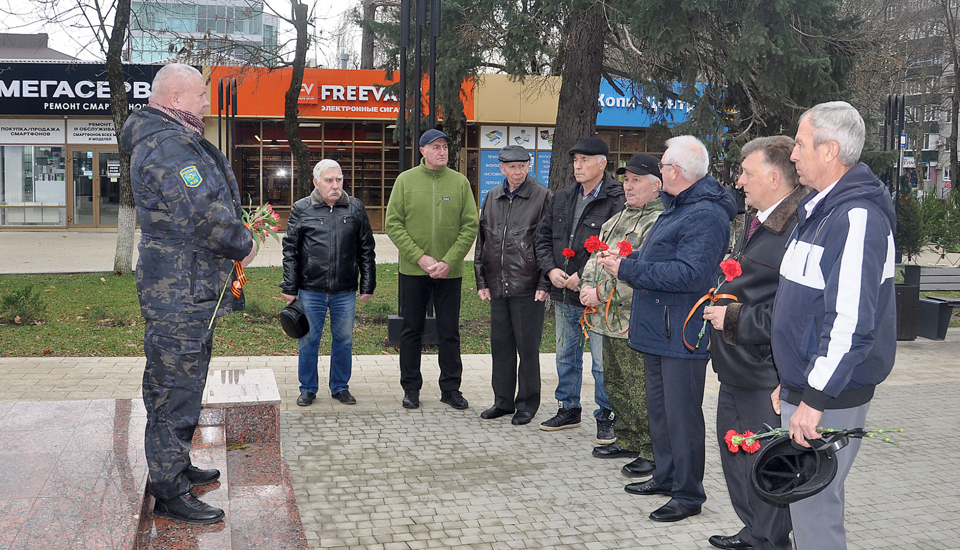 Воины-интернационалисты Белореченска принесли цветы к памятнику Скорбящей матери