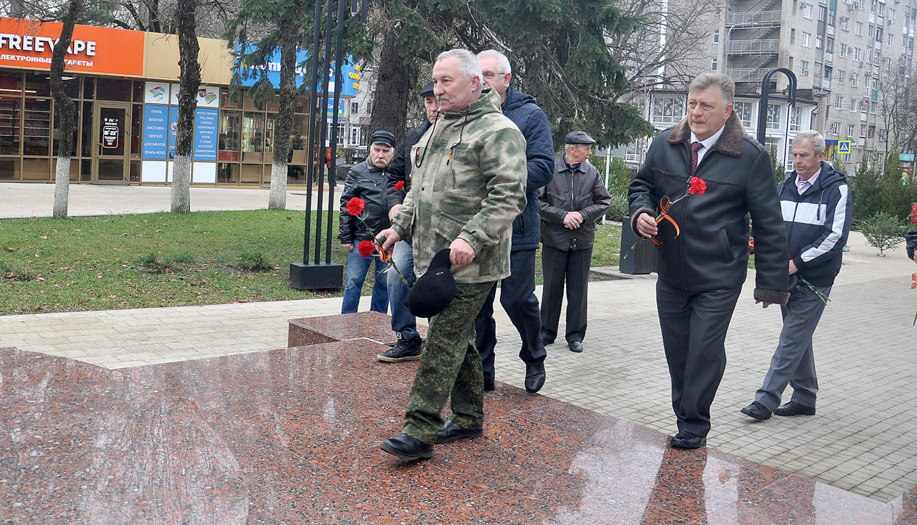 Воины-интернационалисты Белореченска принесли цветы к памятнику Скорбящей матери