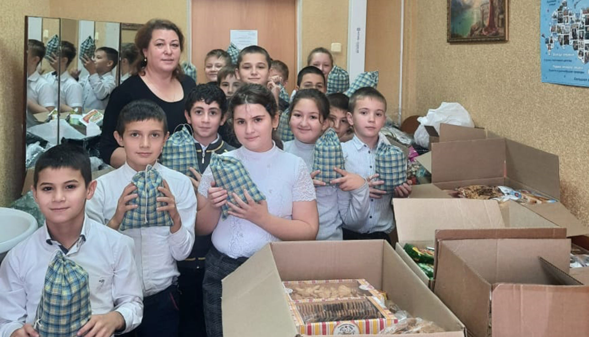 Учителя и ученики Пшехской школы отправили новогоднюю гуманитарную помощь в зону СВО