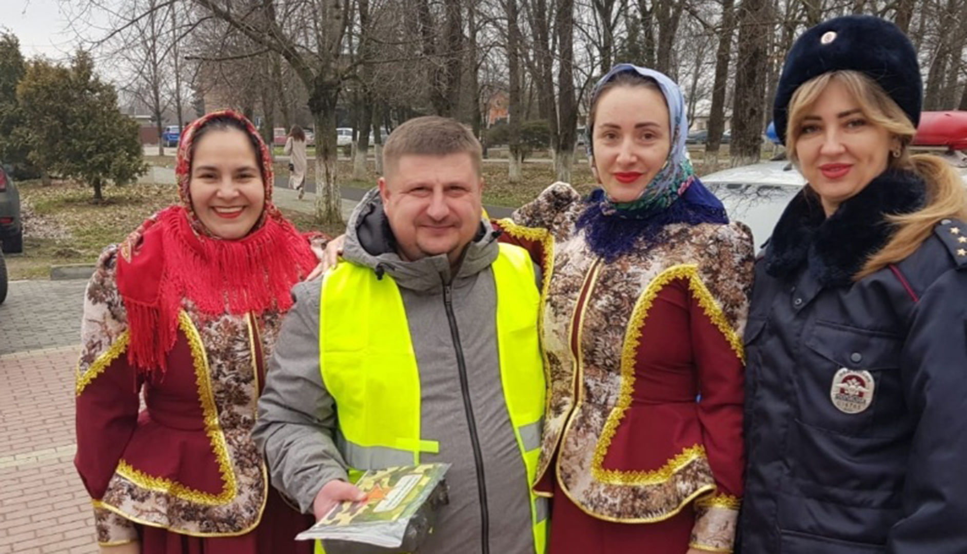 Белореченские инспекторы и культработники поздравили мужчин-водителей с 23 февраля