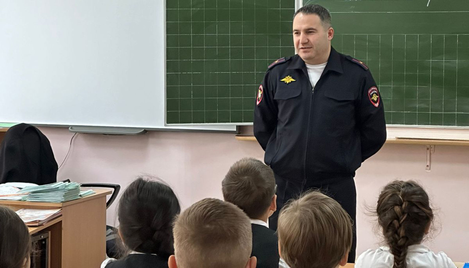 Белореченские автоинспекторы проводят занятия в школах и детских садах