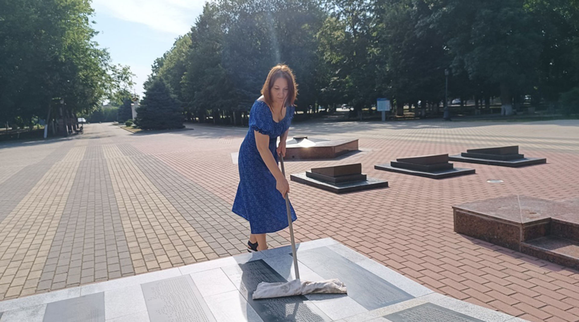 Сотрудники музея заботятся о мемориальном комплексе в парке Победы Белореченска