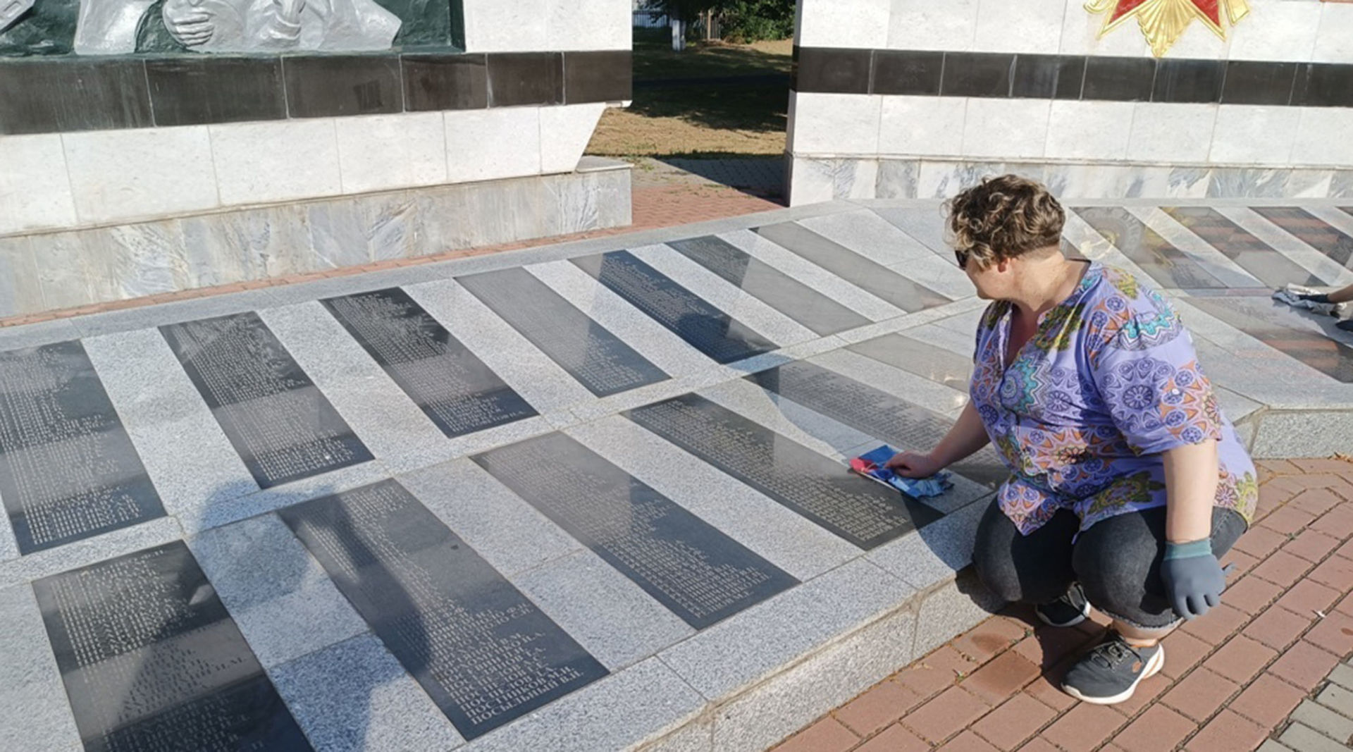 Сотрудники музея заботятся о мемориальном комплексе в парке Победы Белореченска