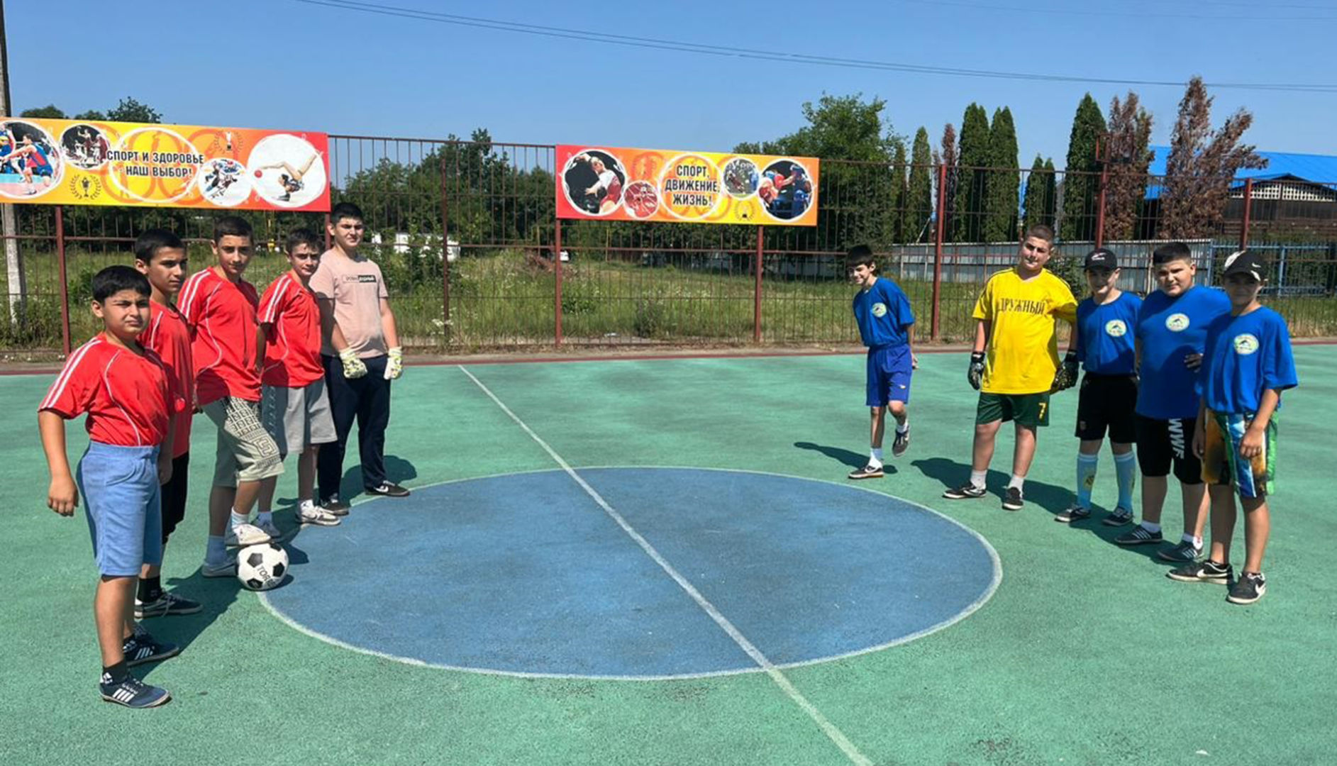 Юные футболисты посёлков Верхневеденеевского и Дружного провели товарищеский матч