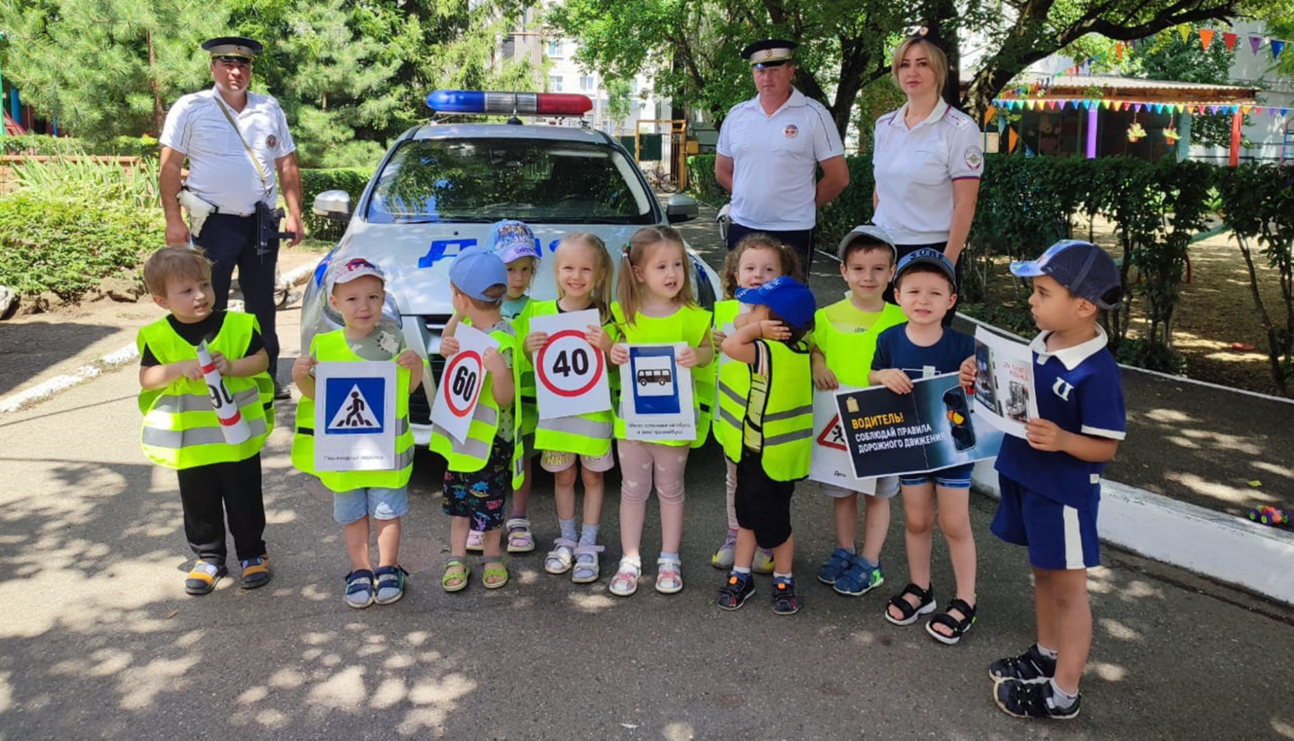 Автоинспекторы обучают белореченских дошкольников дорожной безопасности