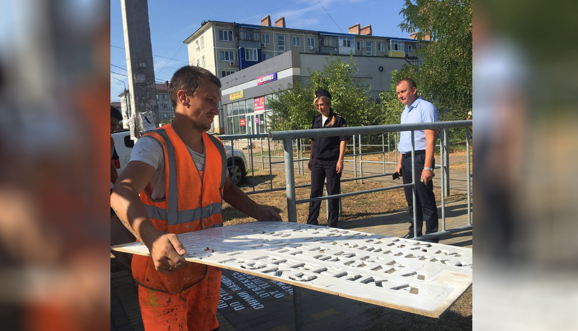 В Белореченске наносят предупреждающие надписи у пешеходных переходов