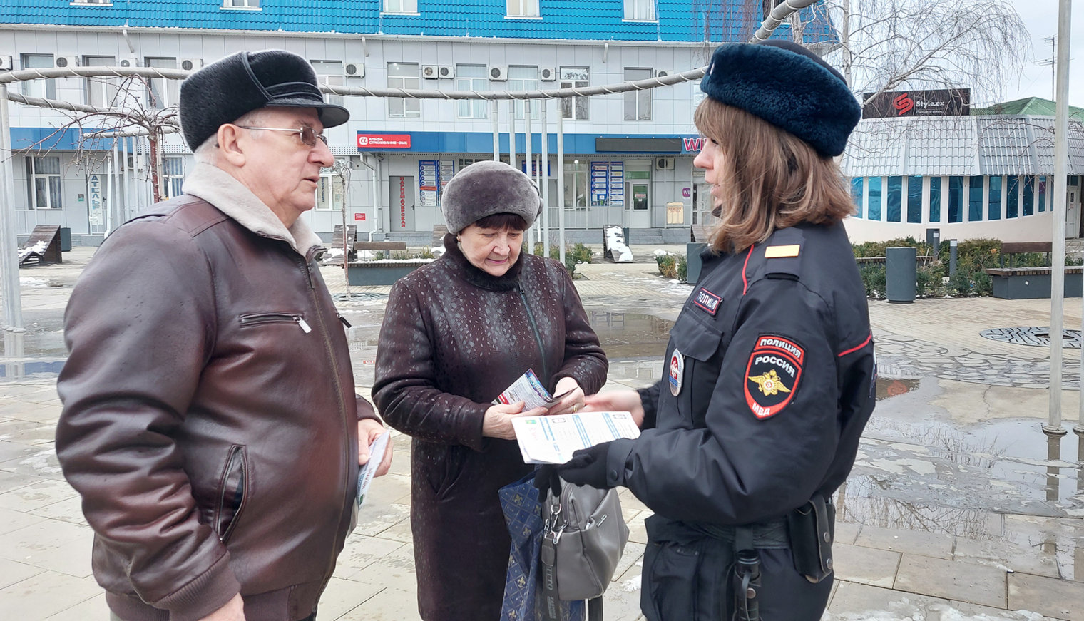 Сотрудники белореченской полиции проводят профилактические беседы с гражданами