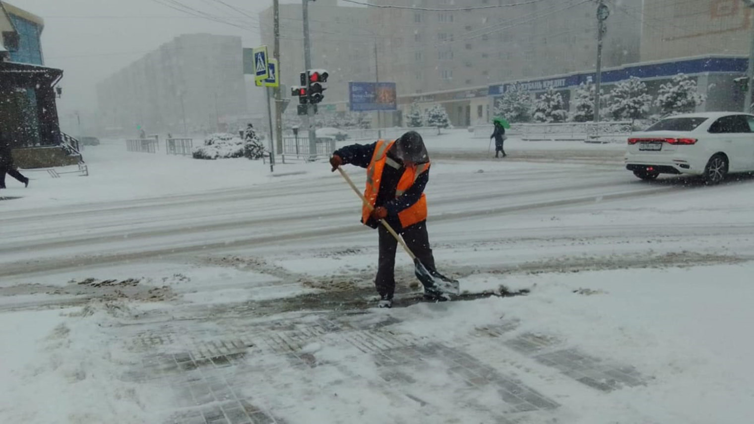 Ранним утром в Белореченске городские службы вышли на расчистку улиц от снега