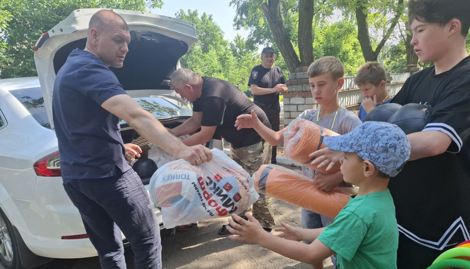 Белореченцы доставили долгожданный спортинвентарь школьникам из Херсонской области