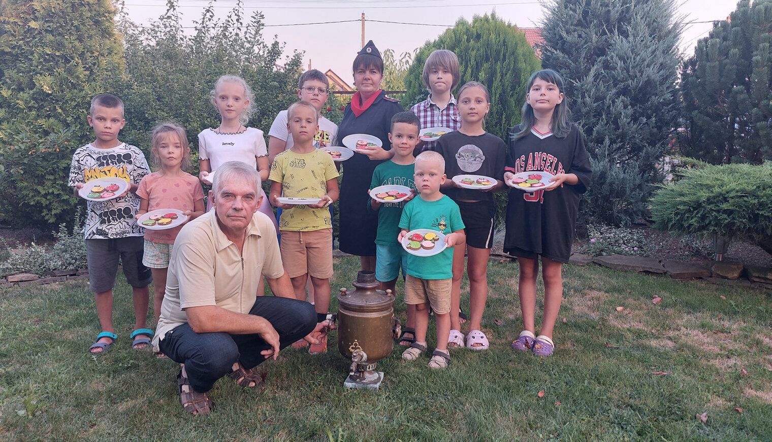 Сладкий шедевр своими руками создали юные жители Родников