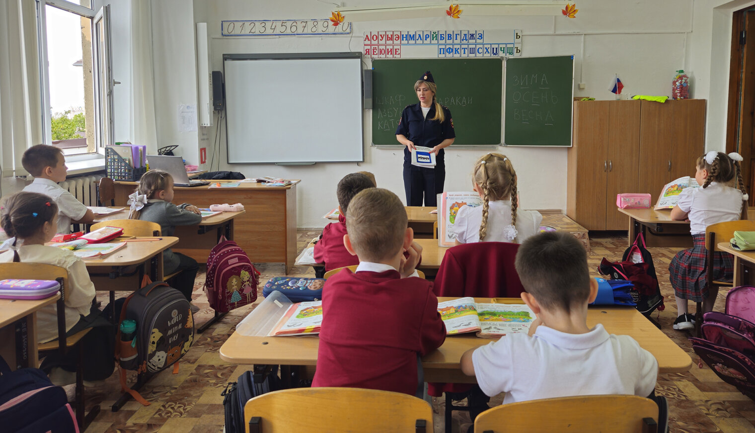 В Белореченске автоинспекторы проводят пешеходные экскурсии для первоклассников