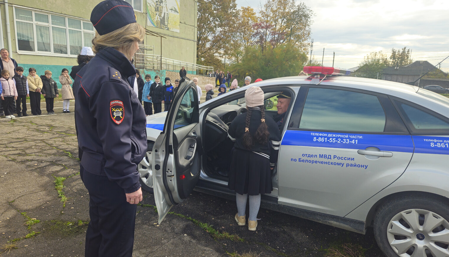Белореченские автоинспекторы проводят практические занятия для первоклассников