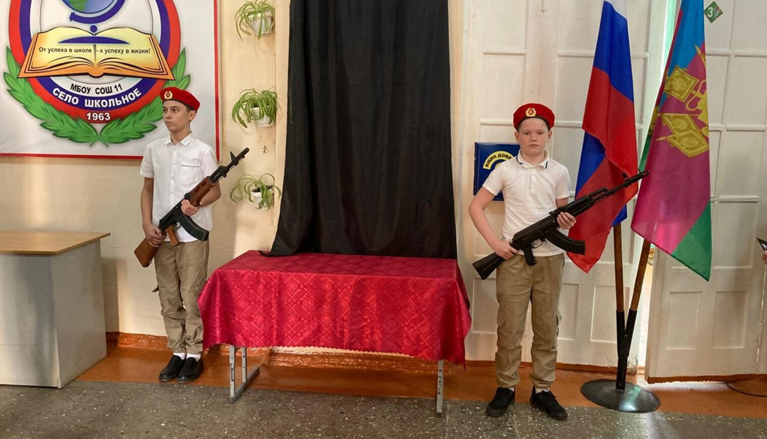 В селе Школьном открыли мемориальные доски в память о погибших участниках СВО