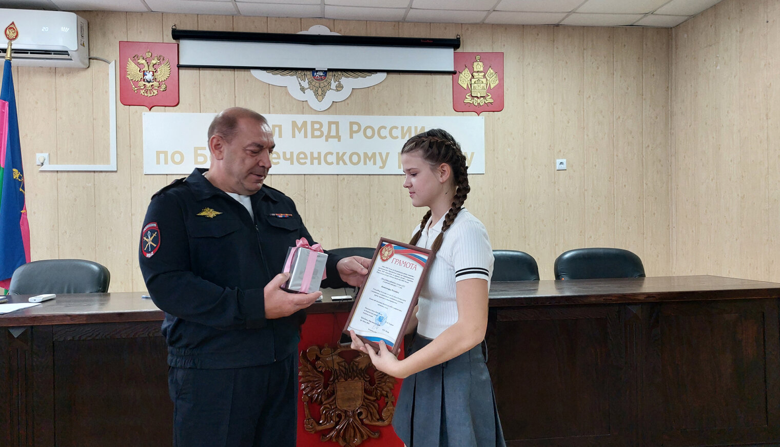 Юные белореченцы, нарисовавшие своих родителей-полицейских, получили награды