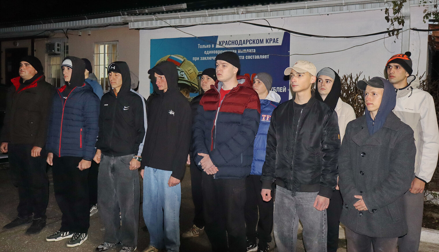Честь, долг и отцовские напутствия: как в Белореченске провожали в армию новобранцев