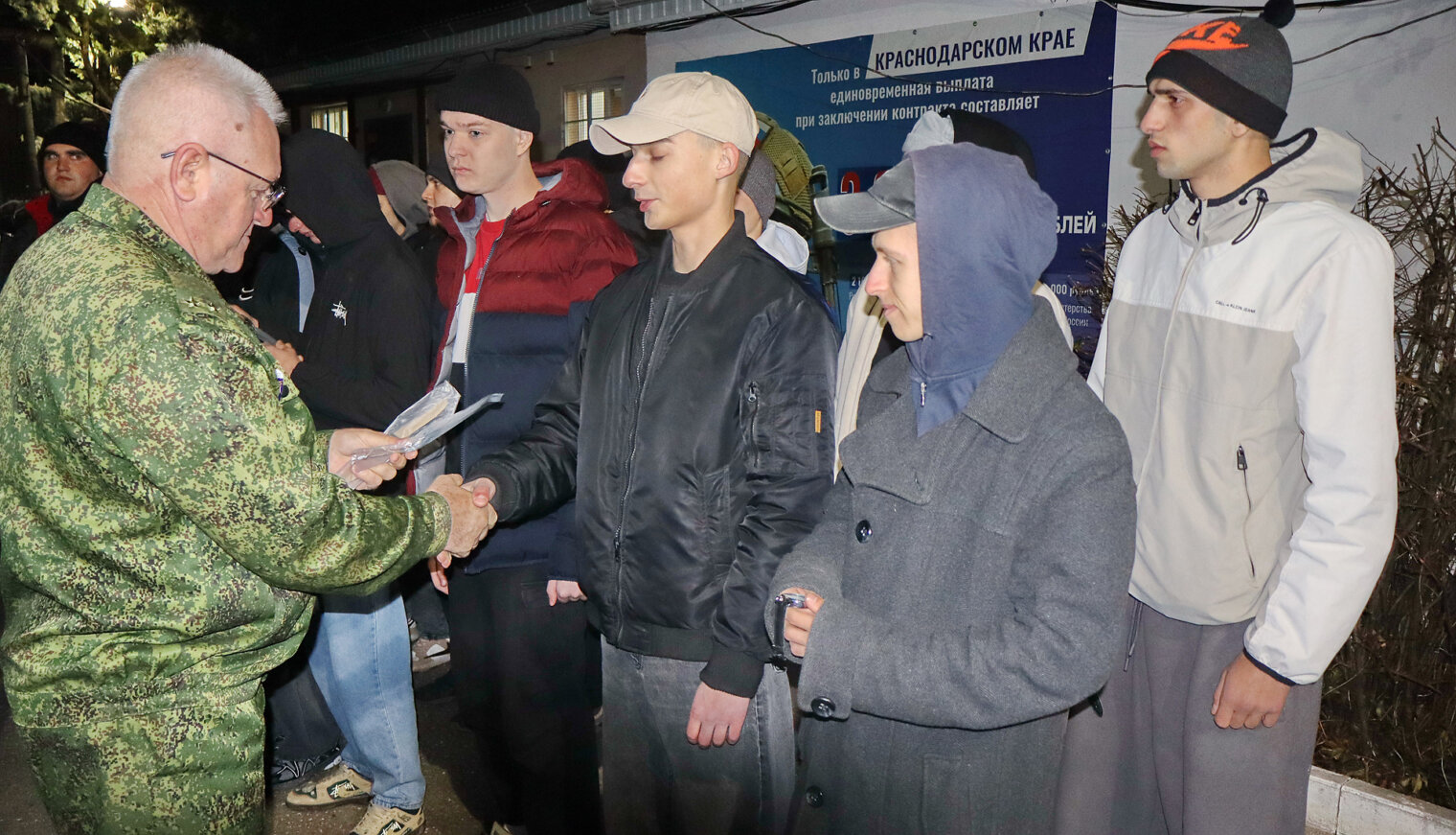 Честь, долг и отцовские напутствия: как в Белореченске провожали в армию новобранцев