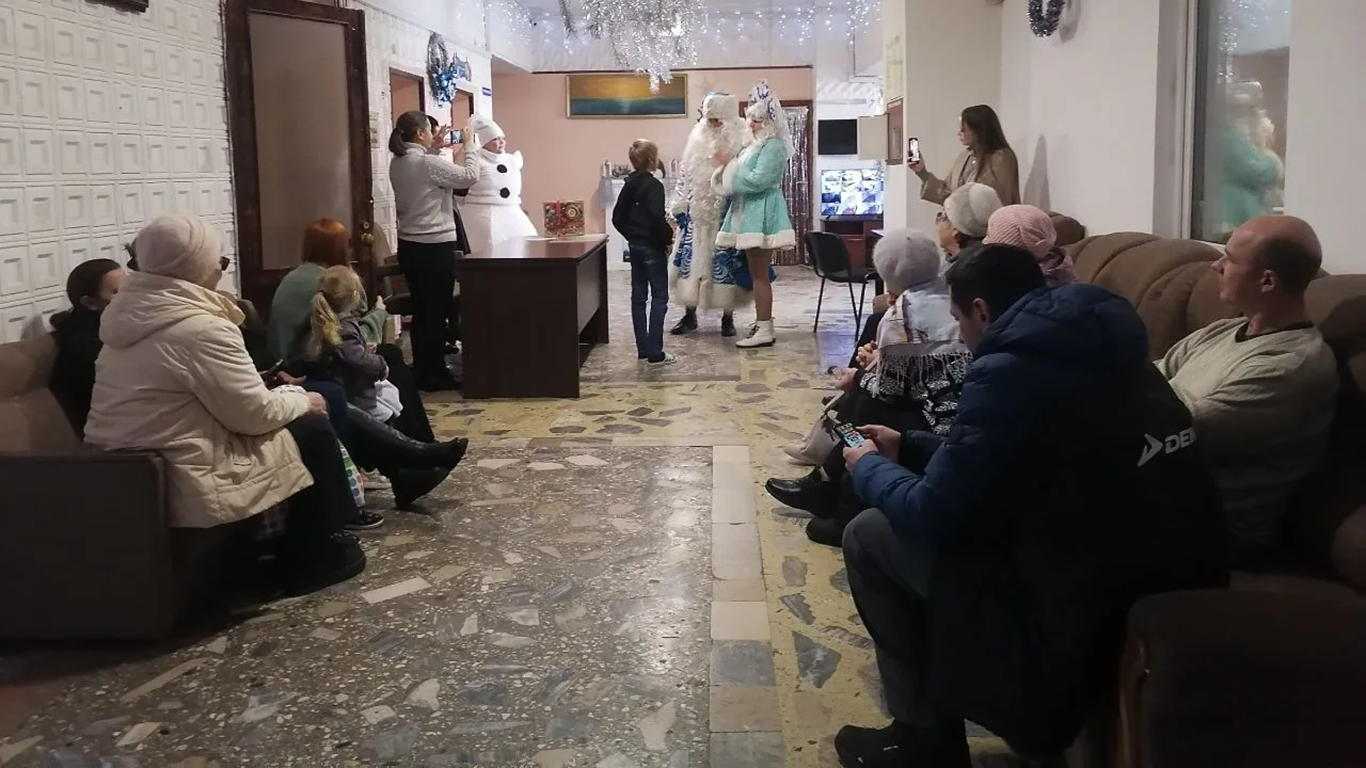 Дед Мороз и Снегурочка поздравляют белореченцев