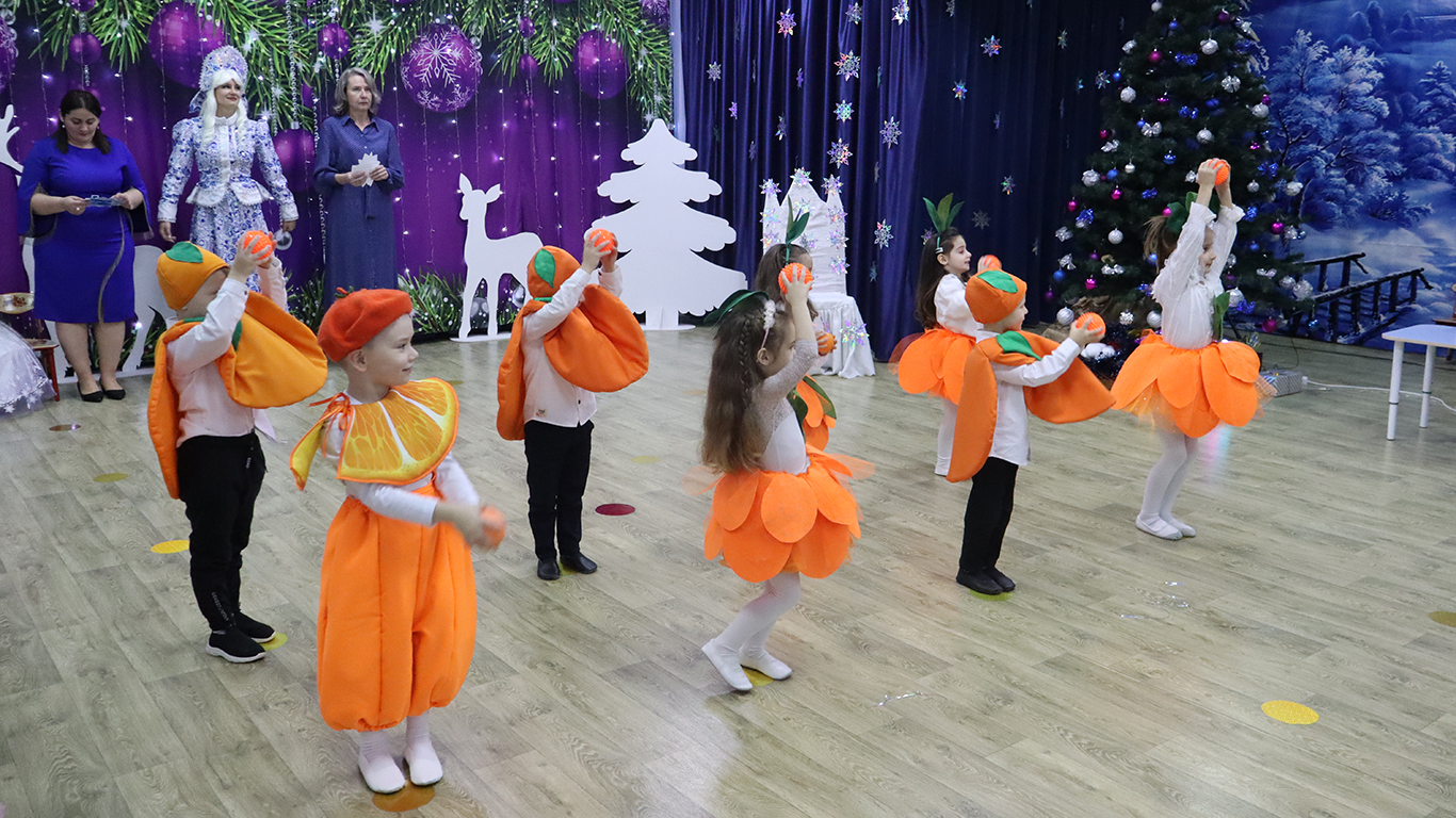 Белореченские «звёздочки» встретились с Дедом Морозом и Снегурочкой