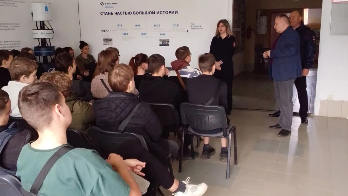 Белореченские автоинспекторы провели урок профориентации для студентов