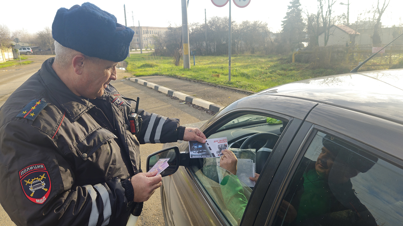 В Белореченске автоинспекторы провели акцию «Пристегни самое дорогое!»