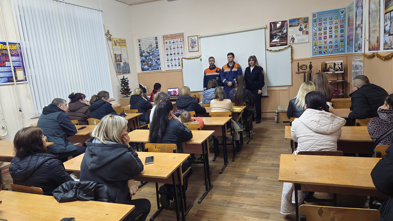 В Белореченске полицейские и спасатели провели краш-курс для родителей