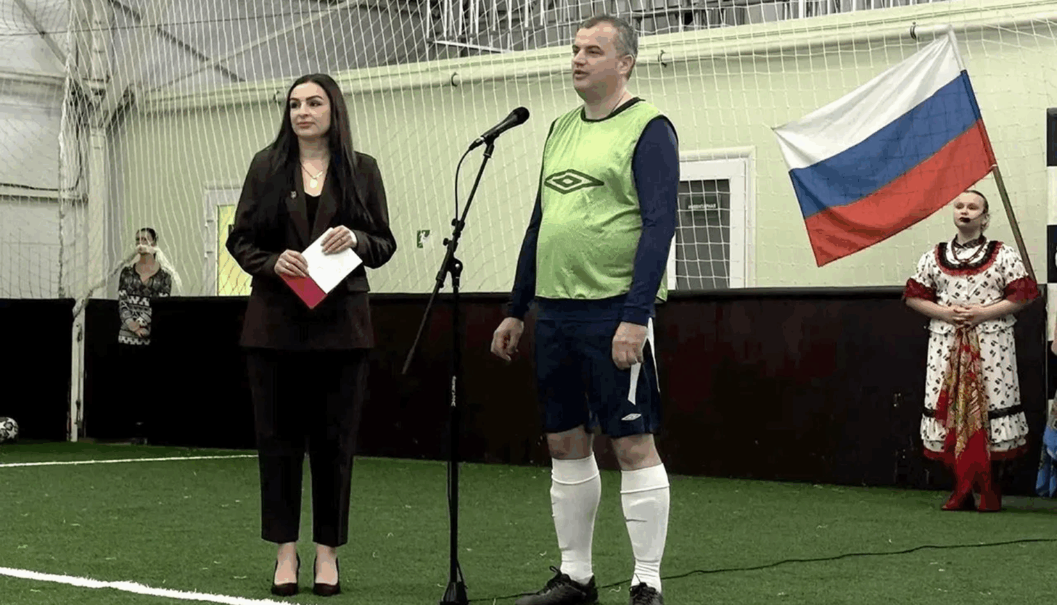 На футбольном поле встретились опыт и молодость