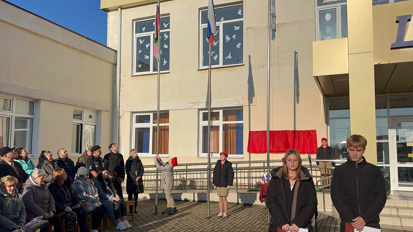 В школе пос. Родники увековечили память героев-выпускников