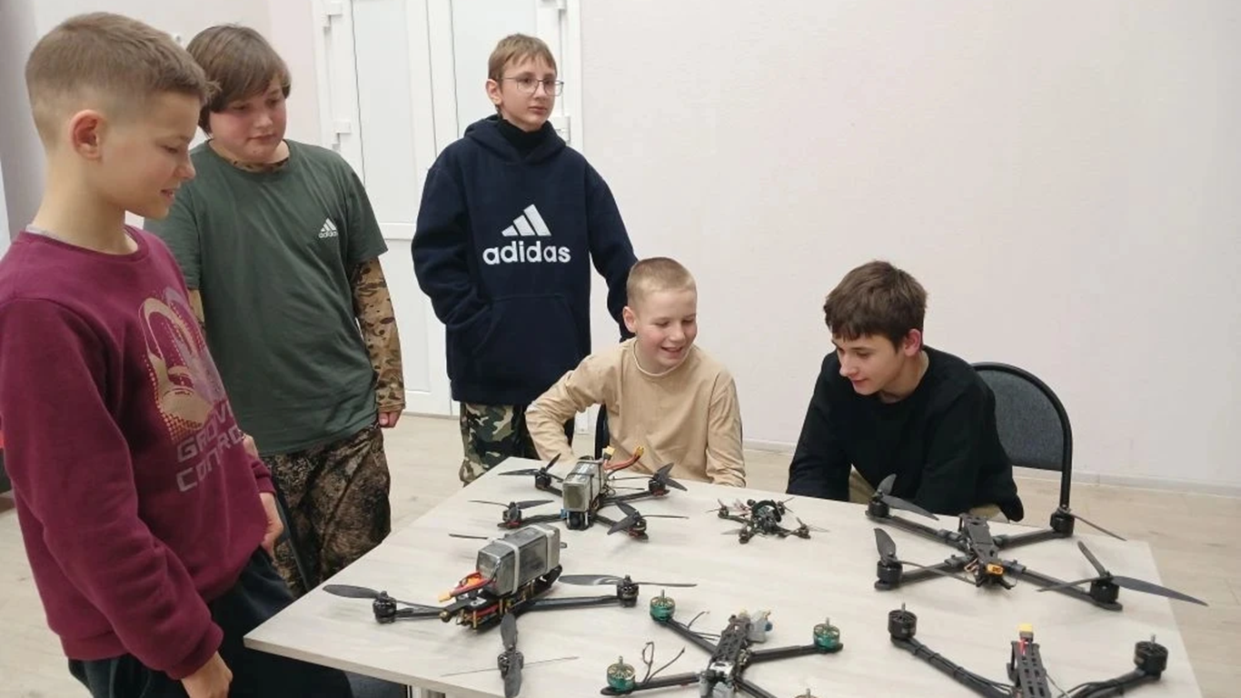 В станице Рязанской ребят из школы №18 обучают работе с БПЛА