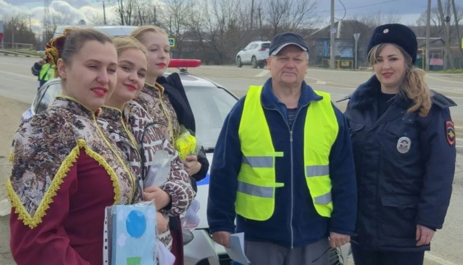 Белореченские автоинспекторы и дошколята поздравили водителей-мужчин с 23 февраля
