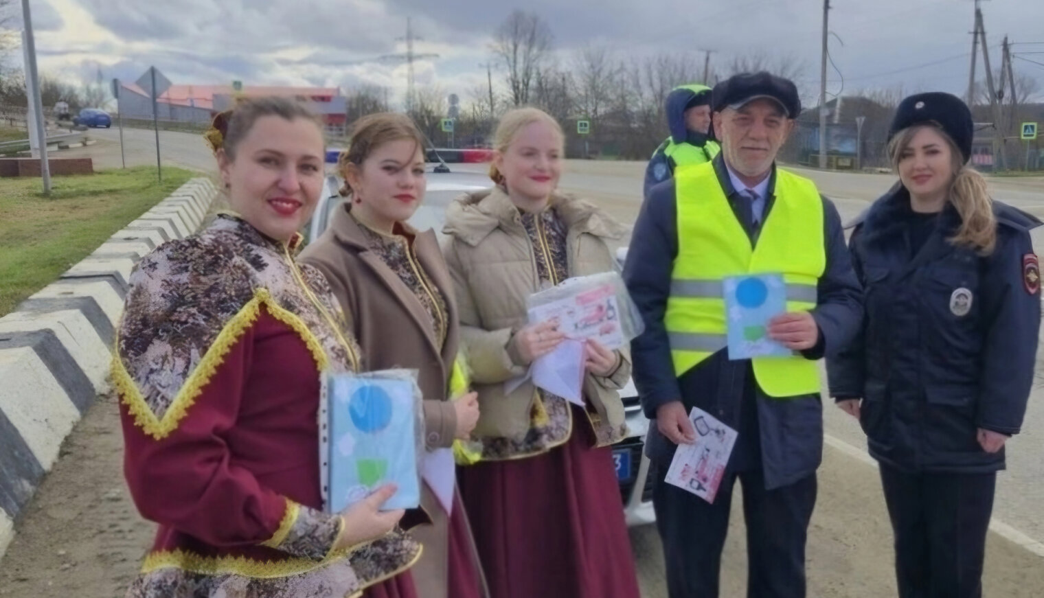 Белореченские автоинспекторы и дошколята поздравили водителей-мужчин с 23 февраля