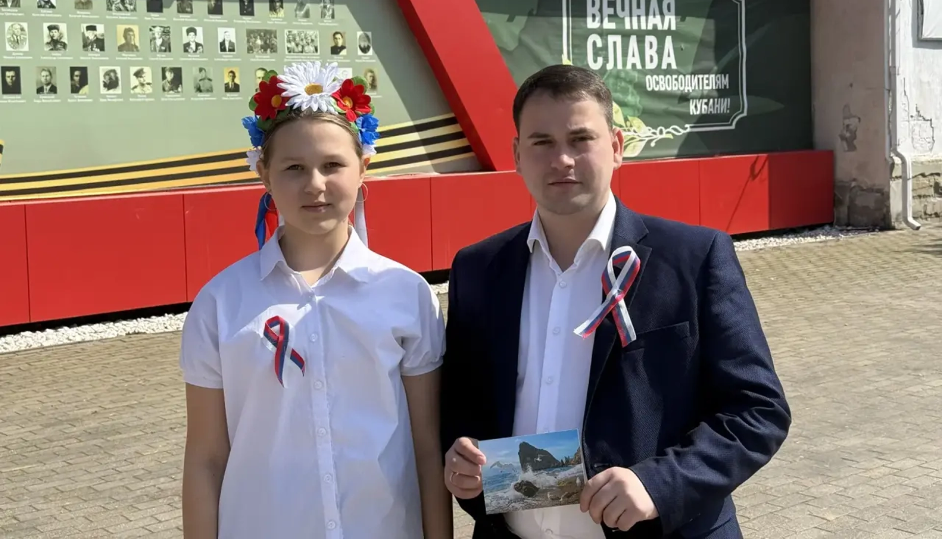 «Одна страна – одна история»: белореченские школьники вышли на улицы с триколором