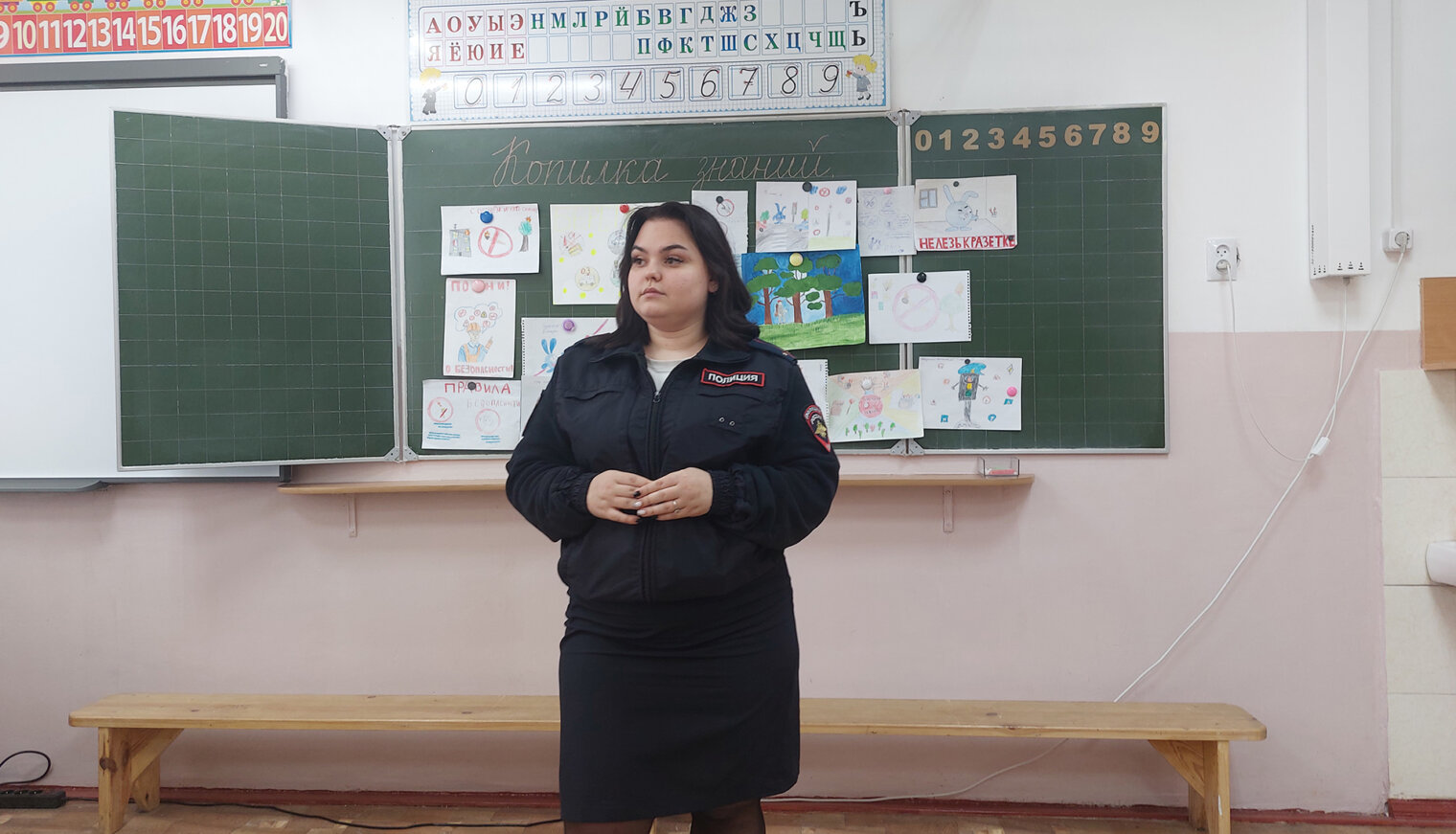 Белореченские полицейские и общественники проводят для школьников уроки безопасности