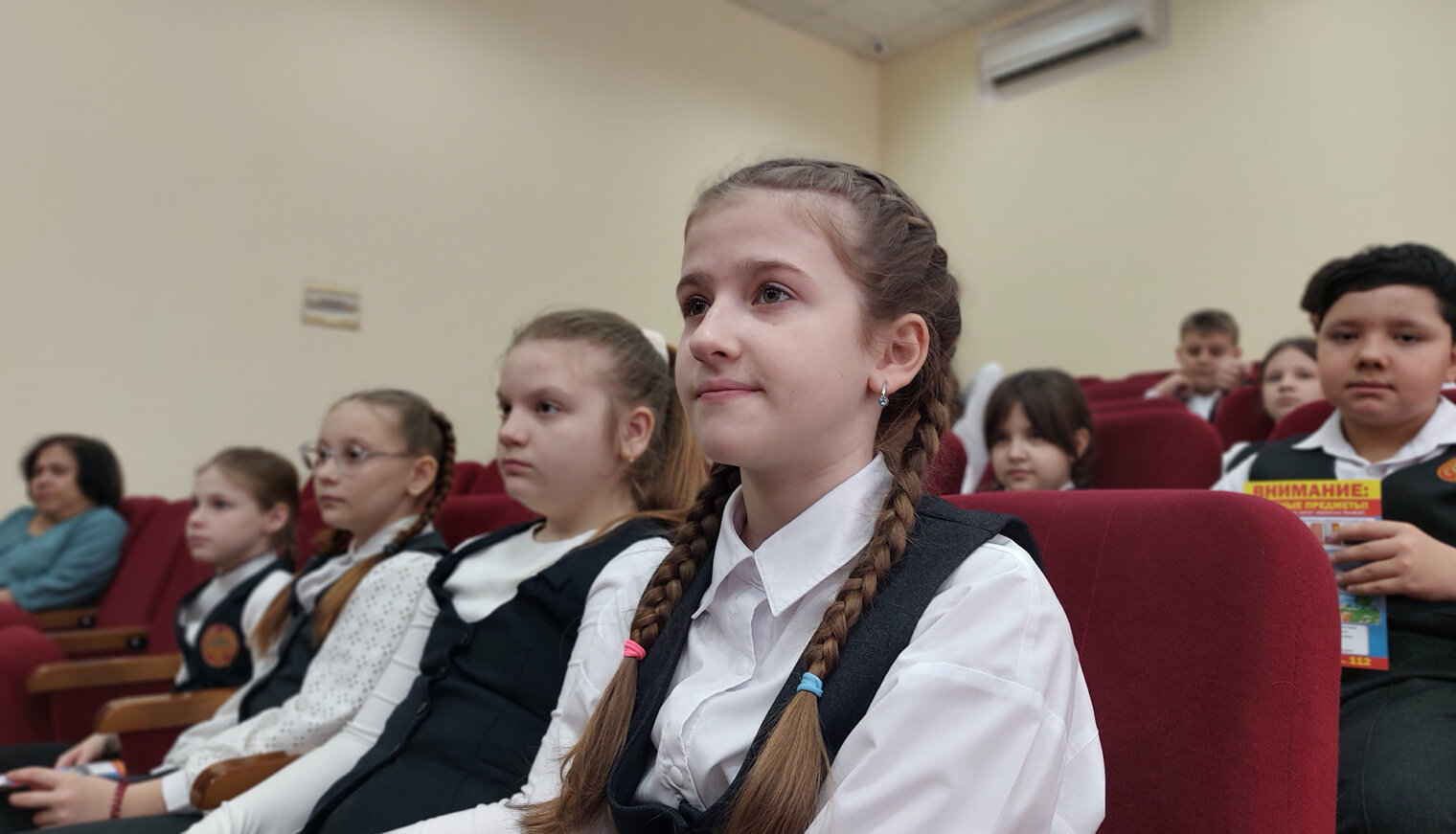 В белореченской школе полицейские провели урок безопасности с участием кинологов