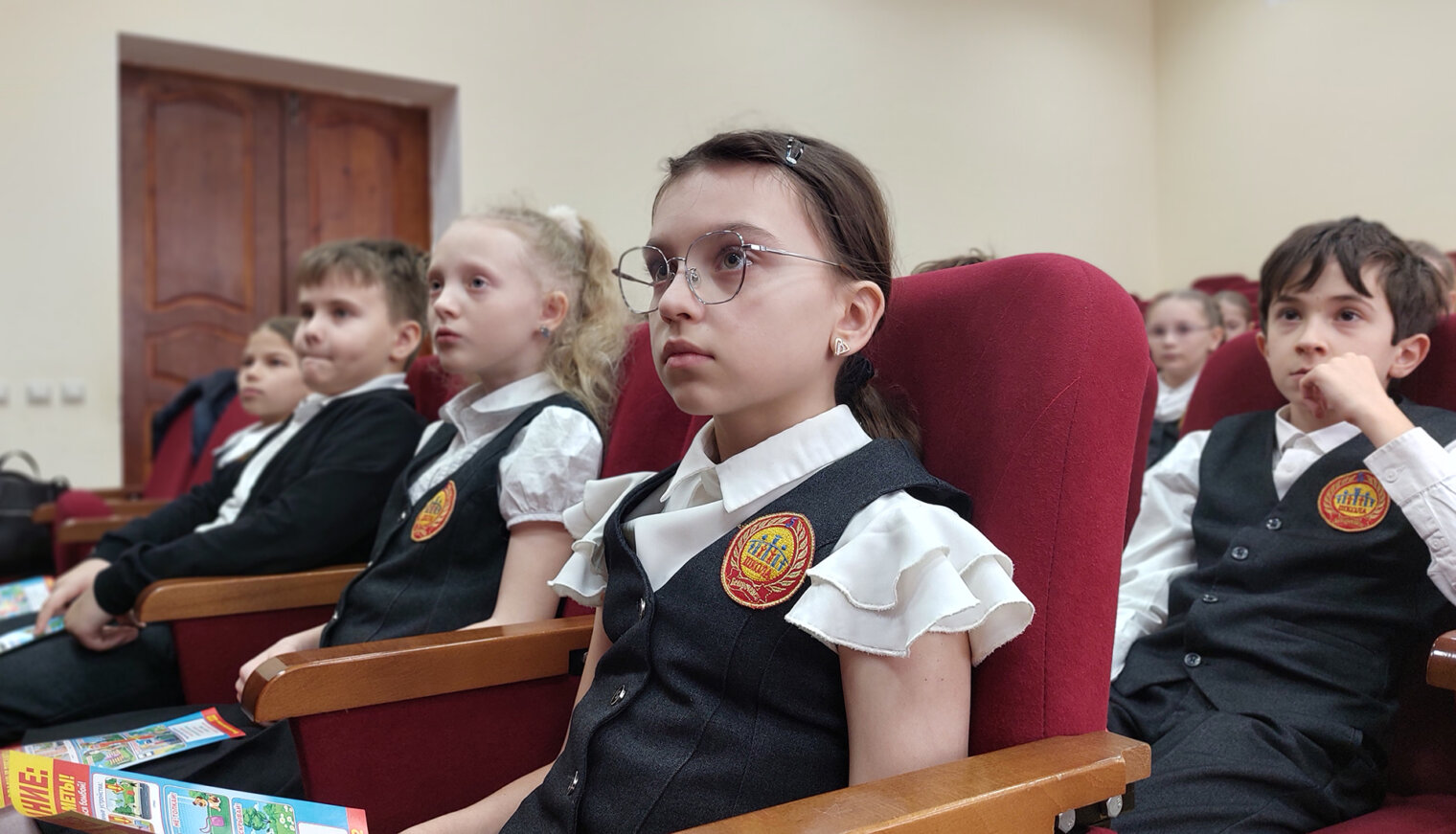 В белореченской школе полицейские провели урок безопасности с участием кинологов