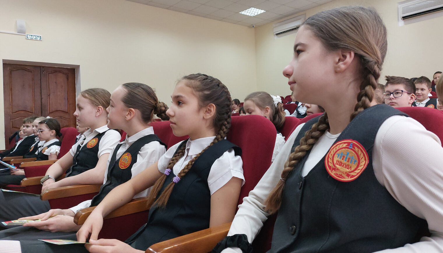 В белореченской школе полицейские провели урок безопасности с участием кинологов