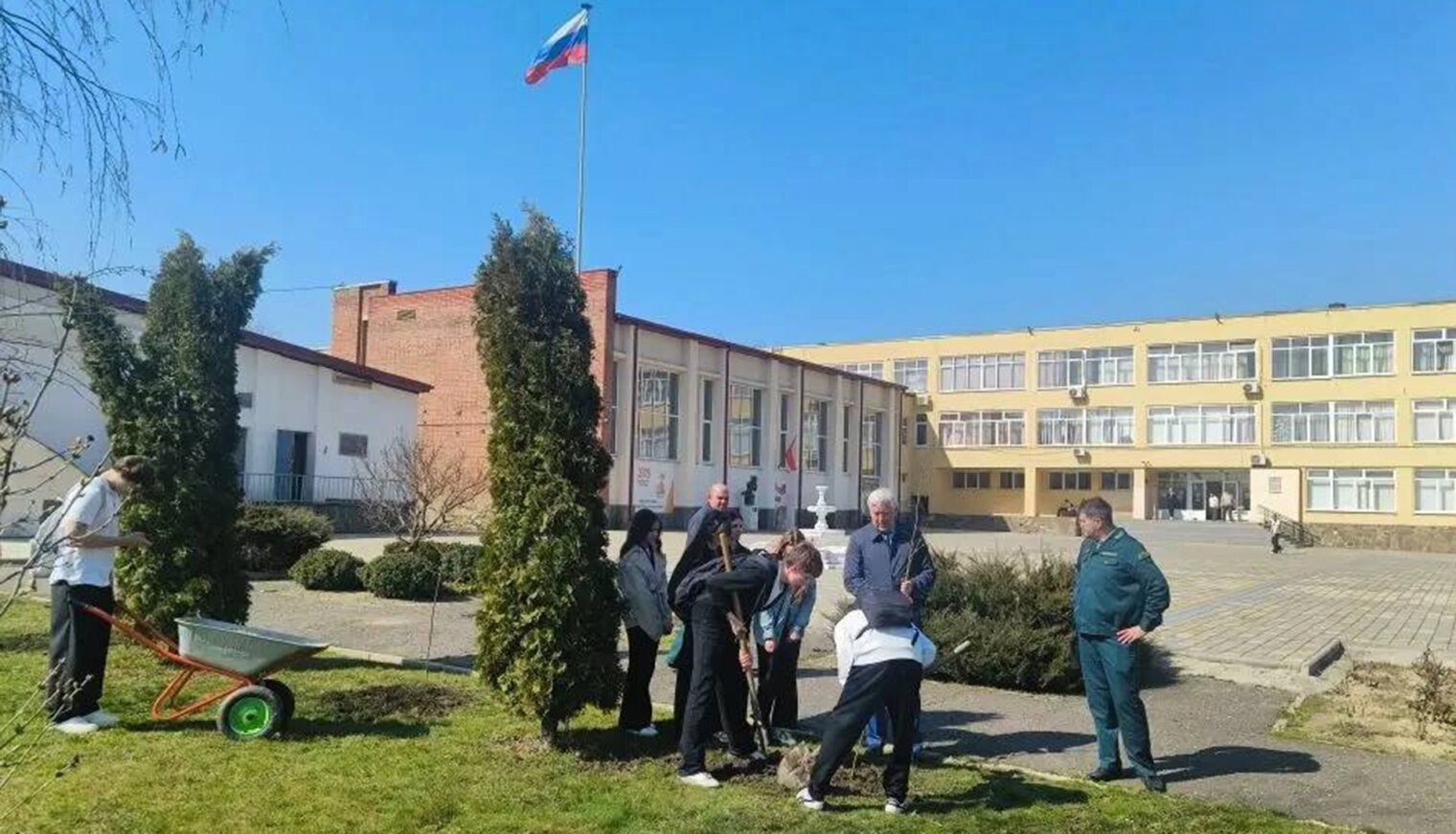 Живые символы бессмертного подвига: в Белореченске стартовала акция «Сад памяти»