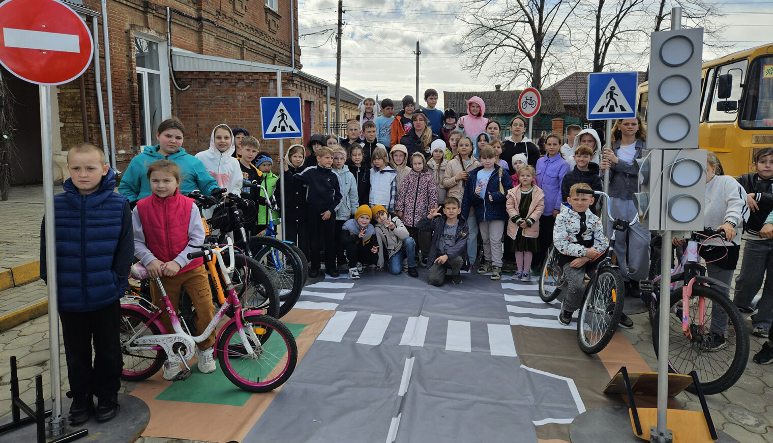 В Белореченске школьники осваивают ПДД с помощью мобильного автогородка