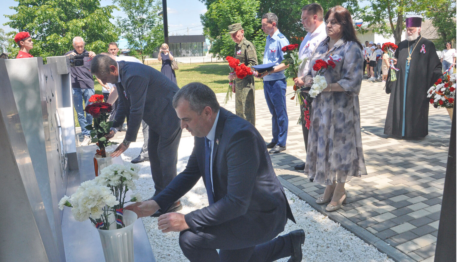 В центре станицы Бжедуховской открыли мемориал «Доблести»