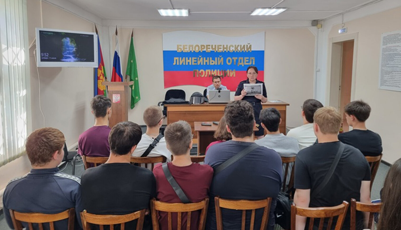 Один день с полицией России провели студенты на базе Белореченского ЛОП