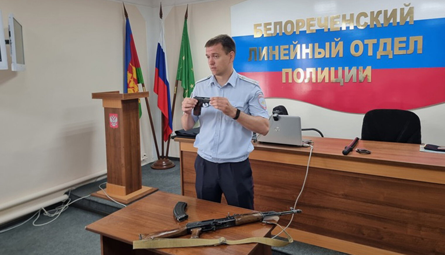 Один день с полицией России провели студенты на базе Белореченского ЛОП