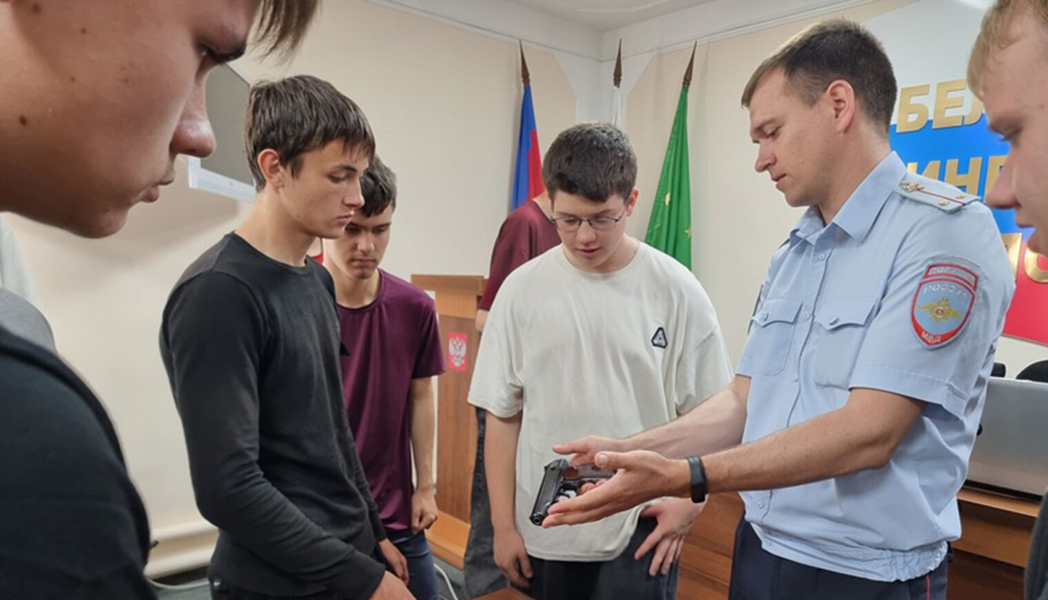 Один день с полицией России провели студенты на базе Белореченского ЛОП