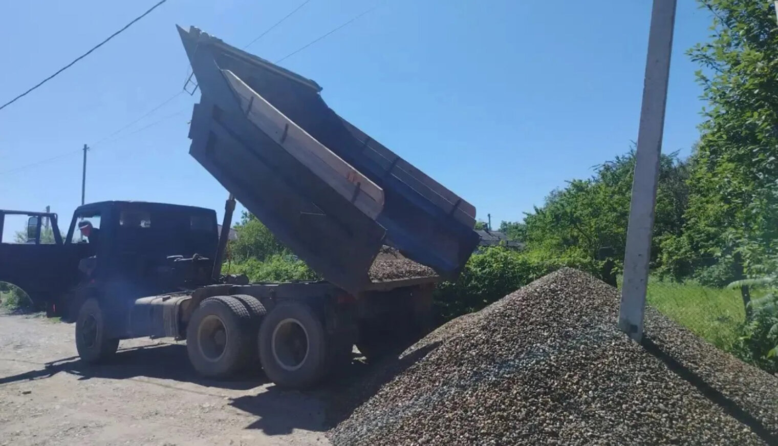 В поселке Южном приступили к строительству волейбольной площадки