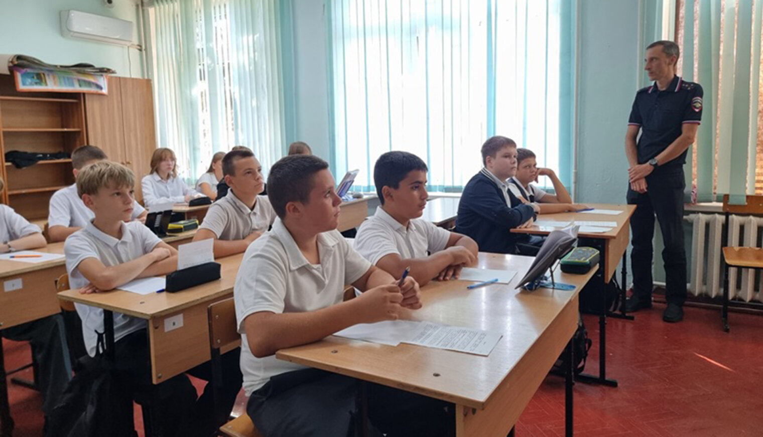 Транспортные полицейские провели урок безопасности в школе №4 Белореченска